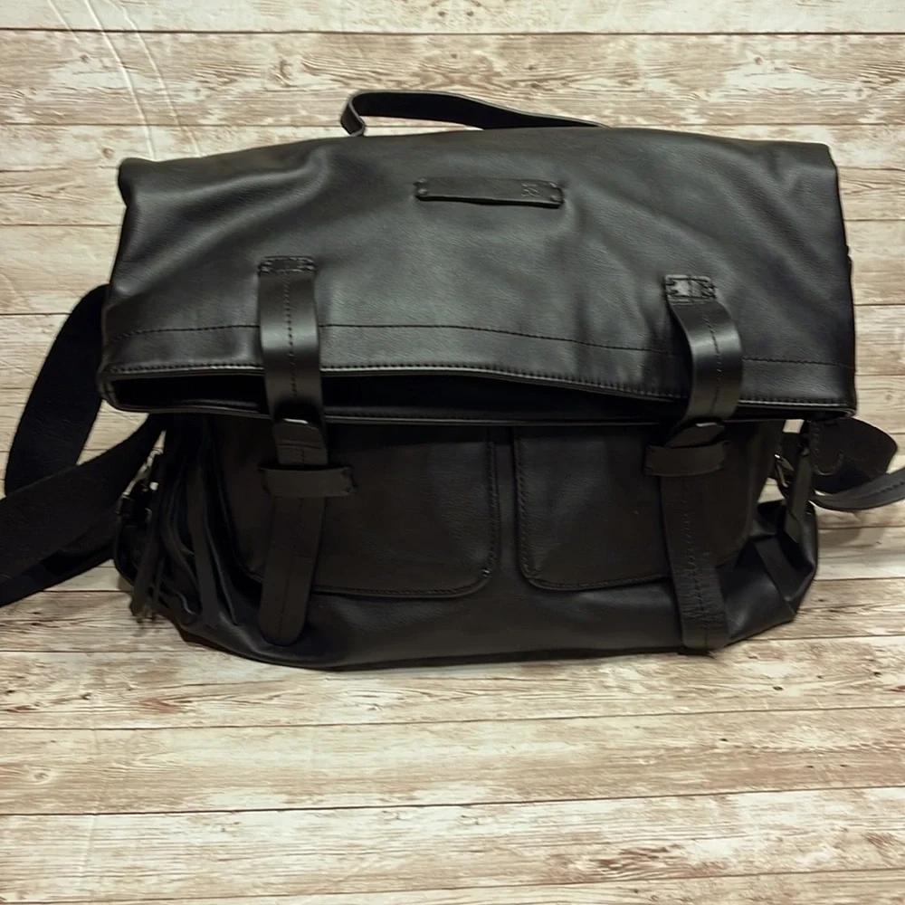 Sherpani Petra Crossbody Black Foldover Top Like New Condition